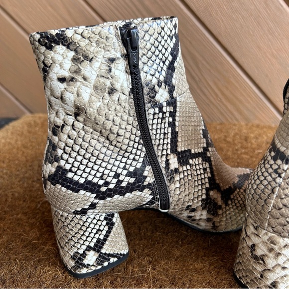 Embossed snake skin boots- made in Italy sz 8.5 - Picture 8 of 8
